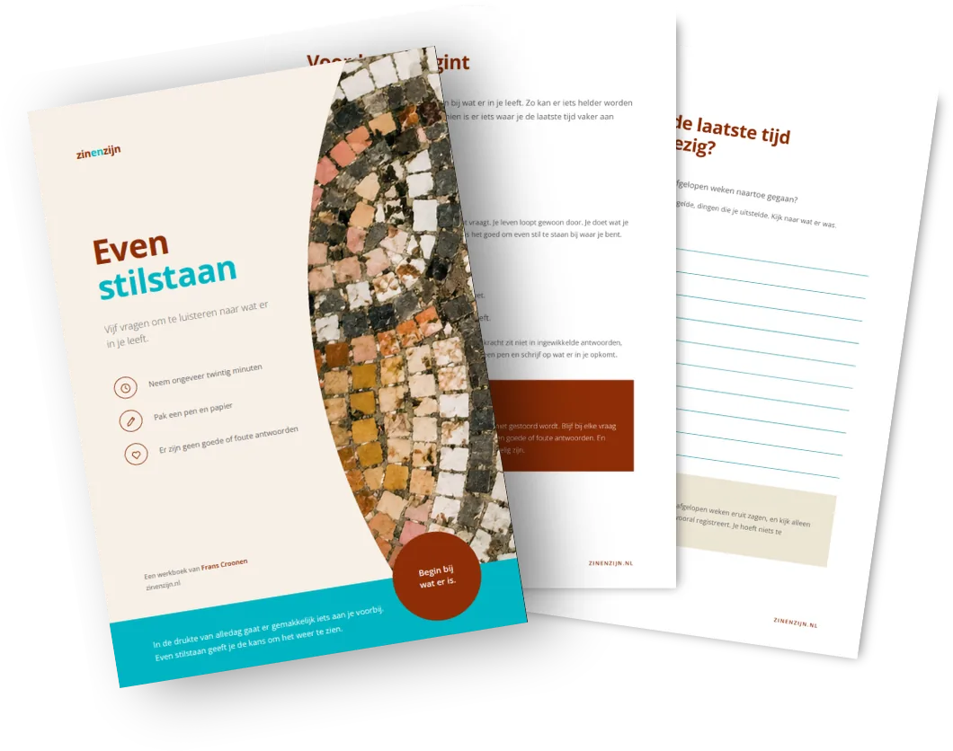 Het werkboek Even stilstaan, opengeslagen op drie pagina's